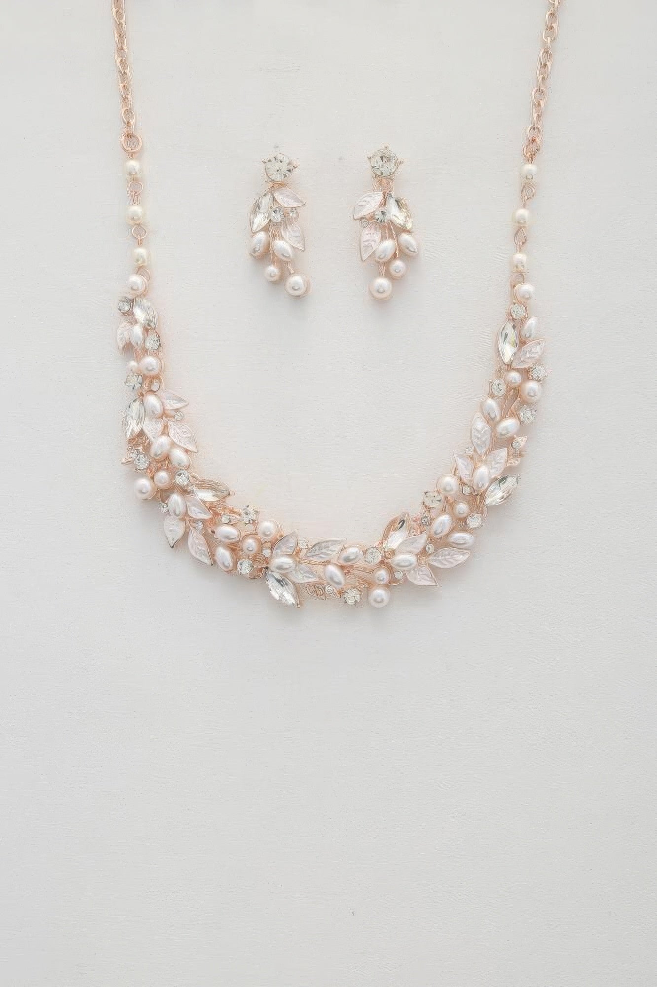 Leaf Pattern Pearl Crystal Necklace